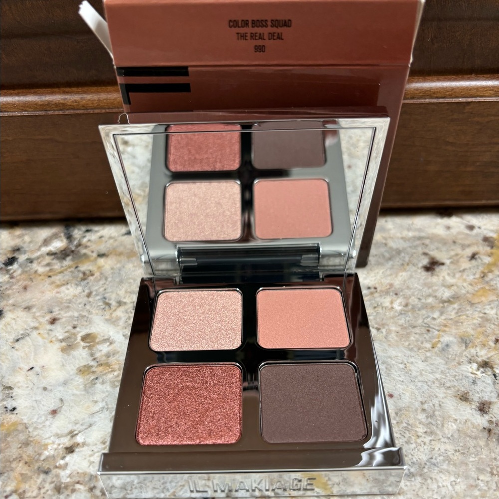 IL MAKIAGE COLOR BOSS SQUAD EYESHADOW
MULTI-DIMENSIONAL 4-PAN EYE COLOR PALETTE